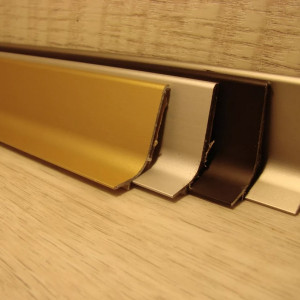 Алюминиевый плинтус самоклеющийся Effector Q63.005 Чёрный 16.8х40х2700 мм (пог. м)