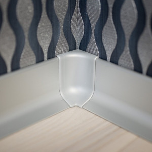 Алюминиевый плинтус самоклеющийся Effector Q63.01 Серебро 16.8х40х2700 мм (пог. м)