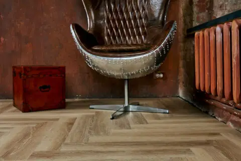 Ламинат SPC Vinilam Parquet Click IS11166 Паркет классический - миниатюра 4